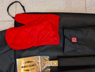Kit Barbacoa Negro con Guante Rojo IRIS