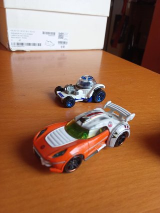 Hotwheels Star Wars R2-D2 y C-3PO.2014