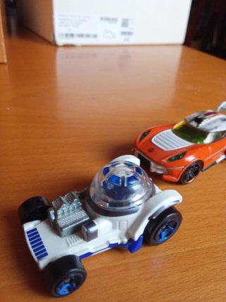 Hotwheels Star Wars R2-D2 y C-3PO.2014