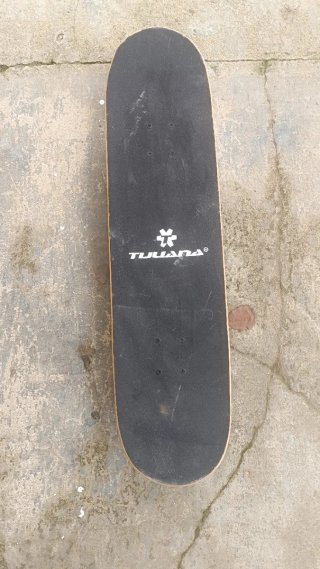 Tabla de skate con diseño de rock