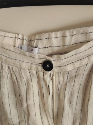 Bermudas de rayas blancas y azules.
