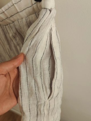 Bermudas de rayas blancas y azules.