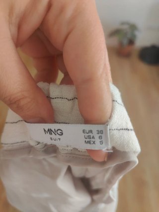 Bermudas de rayas blancas y azules.