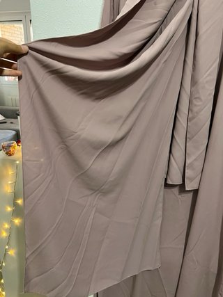 Vestido largo tipo hijab con pañuelo integrado