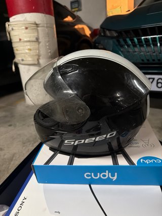 Casco de moto integral negro y blanco