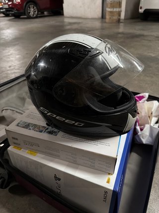Casco de moto integral negro y blanco