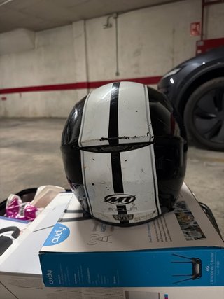 Casco de moto integral negro y blanco