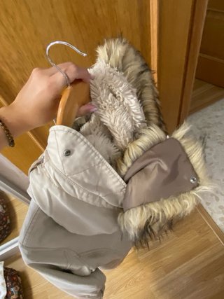 Chaquetón beige con capucha y bolsillos