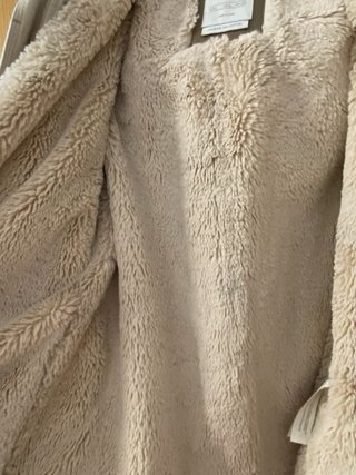 Chaquetón beige con capucha y bolsillos
