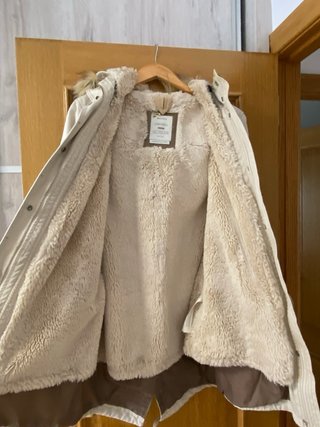 Chaquetón beige con capucha y bolsillos