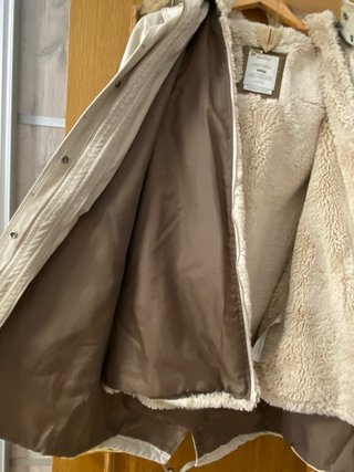 Chaquetón beige con capucha y bolsillos