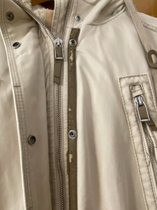 Chaquetón beige con capucha y bolsillos