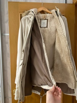 Chaquetón beige con capucha y bolsillos