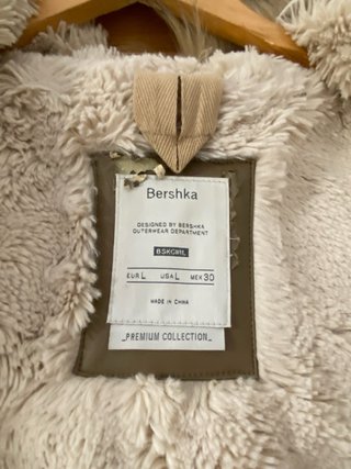 Chaquetón beige con capucha y bolsillos