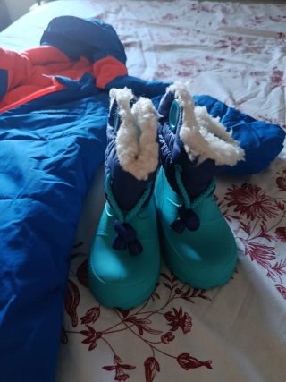 Mono y botas de esquí infantil