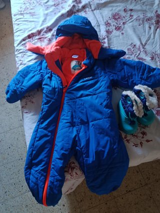 Mono y botas de esquí infantil