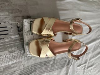 Sandalias doradas tacón