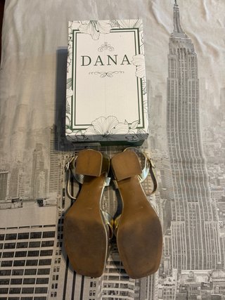 Sandalias doradas tacón