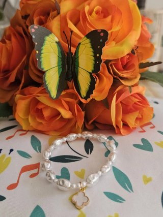 Pulsera perlas blancas y charm trébol