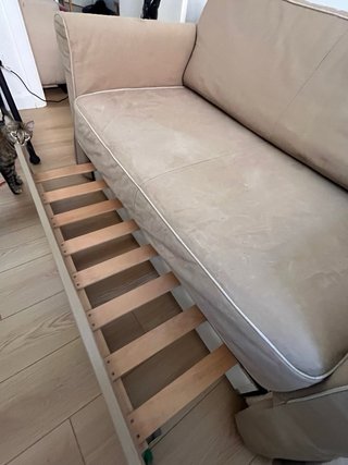 Sofá de tela beige