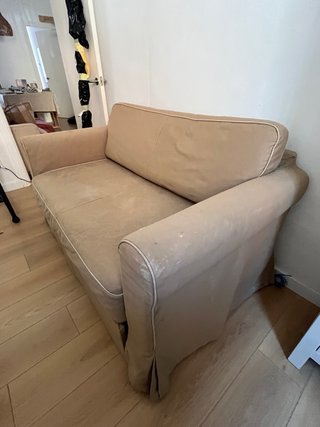 Sofá de tela beige