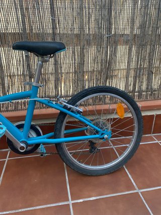 Bicicleta BTween de color azul, adecuada para niño