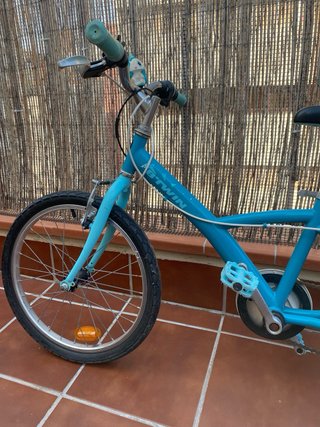 Bicicleta BTween de color azul, adecuada para niño