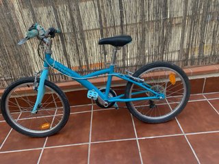 Bicicleta BTween de color azul, adecuada para niño