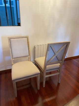 Dos sillas tapizadas beige con tachuelas