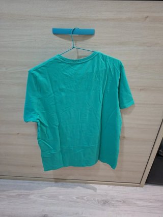 Camiseta Levi's verde con logo. Da poca talla