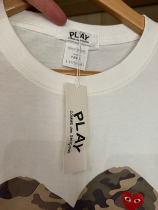 Camiseta Comme des Garçons PLAY Corazón Camuflaje