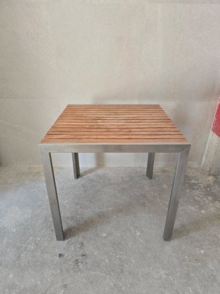 Mesa exterior teka y acero inoxidable.