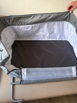 Minicuna gris con ruedas