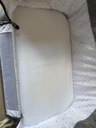 Minicuna gris con ruedas
