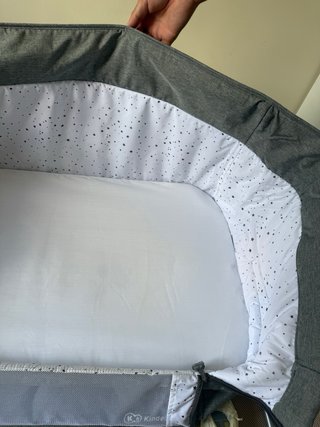 Minicuna gris con ruedas