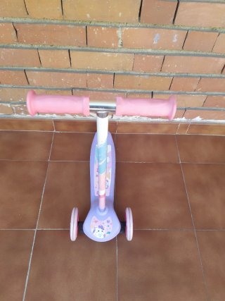 Patinete infantil morado con ruedas