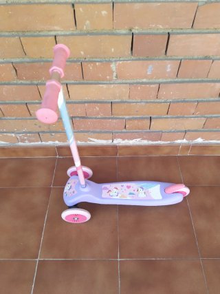 Patinete infantil morado con ruedas
