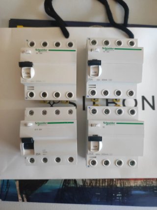 4 Diferencial 4p 25A en 30 Schneider Nuevos