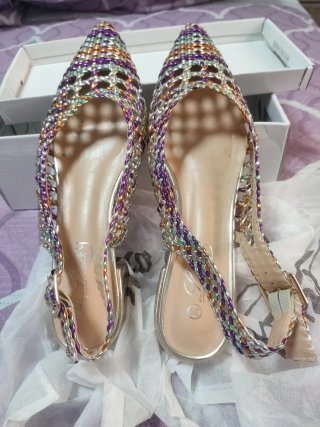 Zapatos de fiesta dorados y morados
