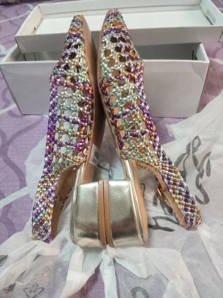 Zapatos de fiesta dorados y morados