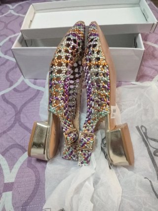 Zapatos de fiesta dorados y morados