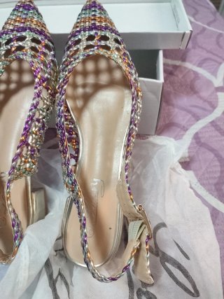 Zapatos de fiesta dorados y morados
