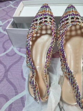 Zapatos de fiesta dorados y morados