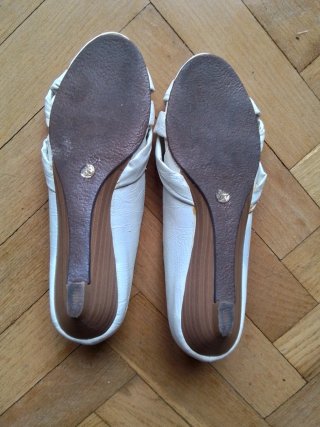 Zapatos cuña baja "Joyca", combinables, cómodos.