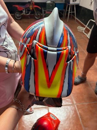 Casco de moto con diseño llamativo