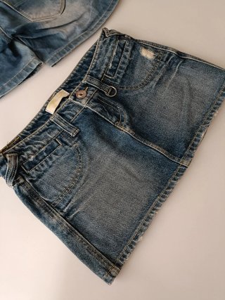 Minifalda y pantalón vaquero