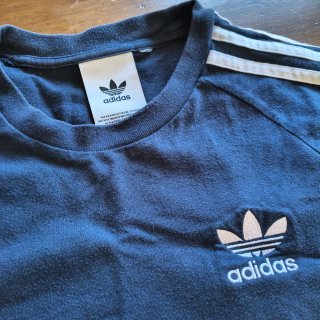 Camiseta Adidas Azul con Rayas Blancas