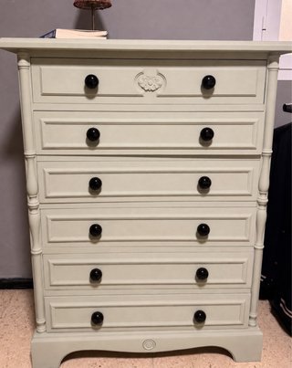 Cómoda de madera verde y beige