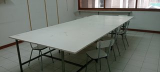 Mesa de academia con sillas