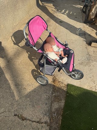 Carrito de muñecas con 2 bebés